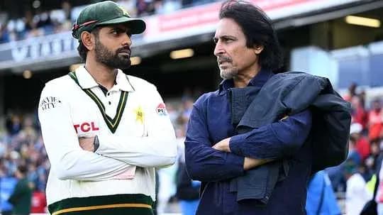 Deux hommes discutant sur le terrain de cricket Deux hommes discutant sur le terrain de cricket