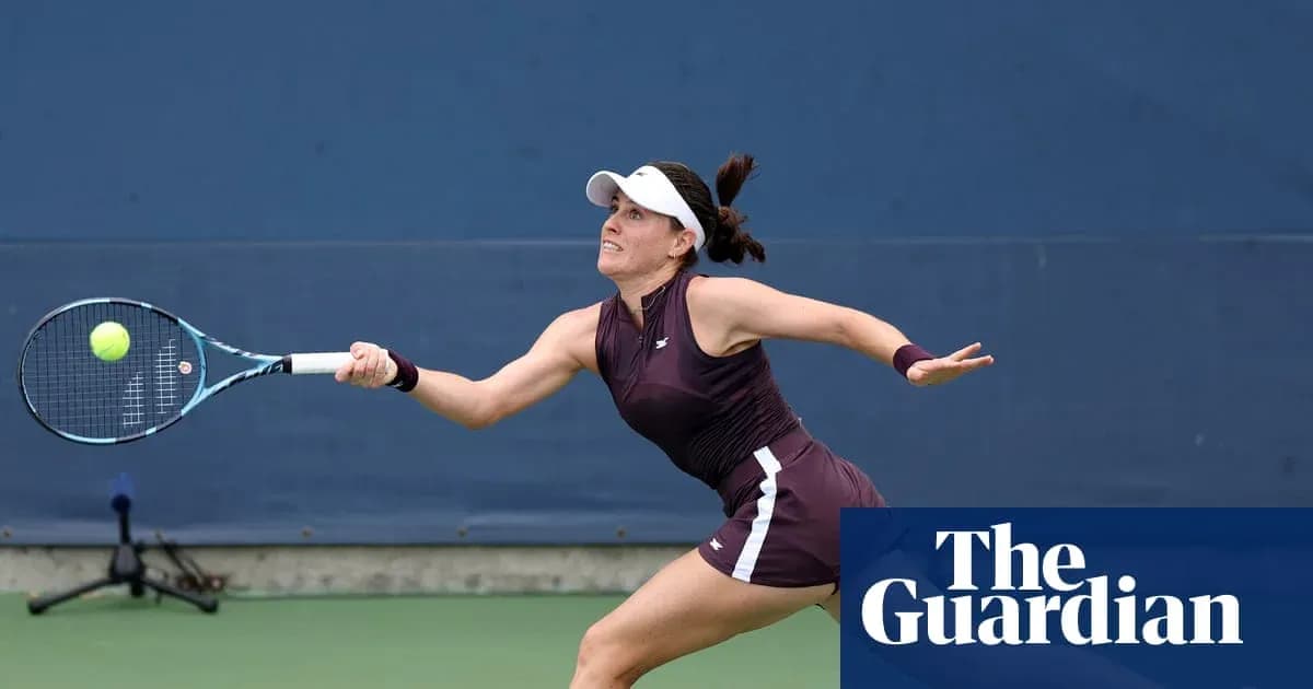 Joueuse de tennis en train de frapper une balle Joueuse de tennis en train de frapper une balle
