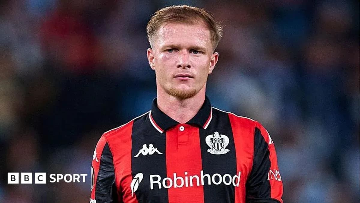 Joueur de l'OGC Nice en tenue de match Joueur de l'OGC Nice en tenue de match