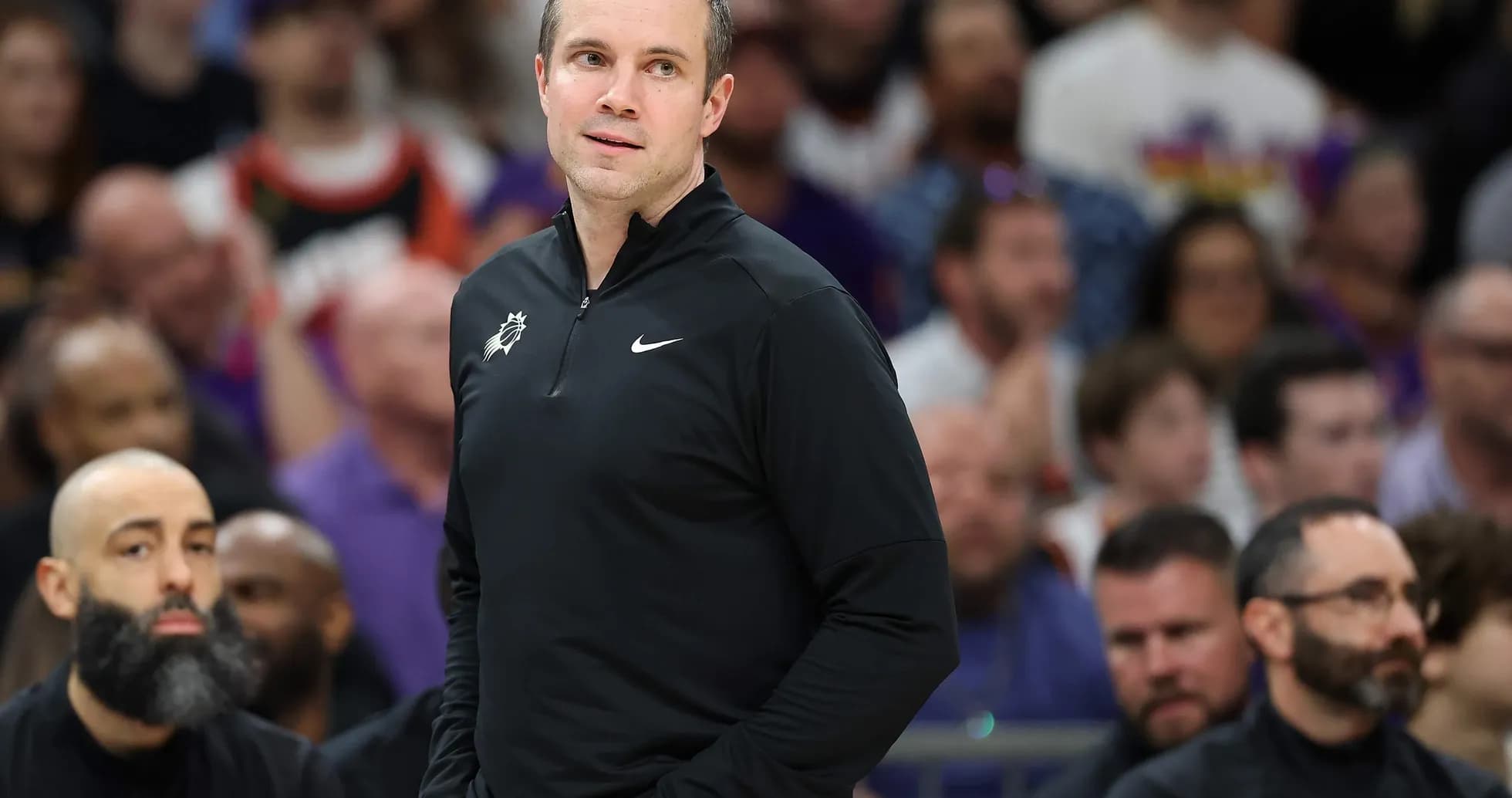 Entraîneur observant le match sur le banc Entraîneur observant le match sur le banc