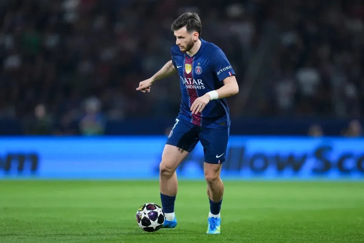 Joueur dribblant le ballon lors d'un match Joueur dribblant le ballon lors d'un match