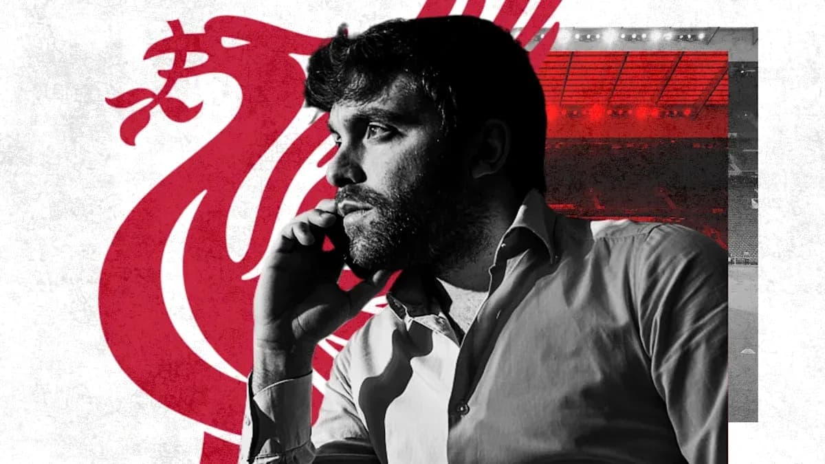 Homme au téléphone avec fond de Liverpool FC Homme au téléphone avec fond de Liverpool FC
