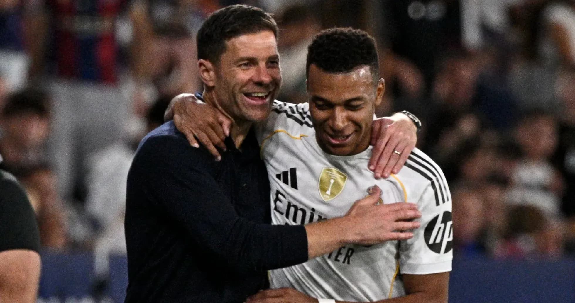 Entraîneur et joueur célébrant ensemble après le match Entraîneur et joueur célébrant ensemble après le match