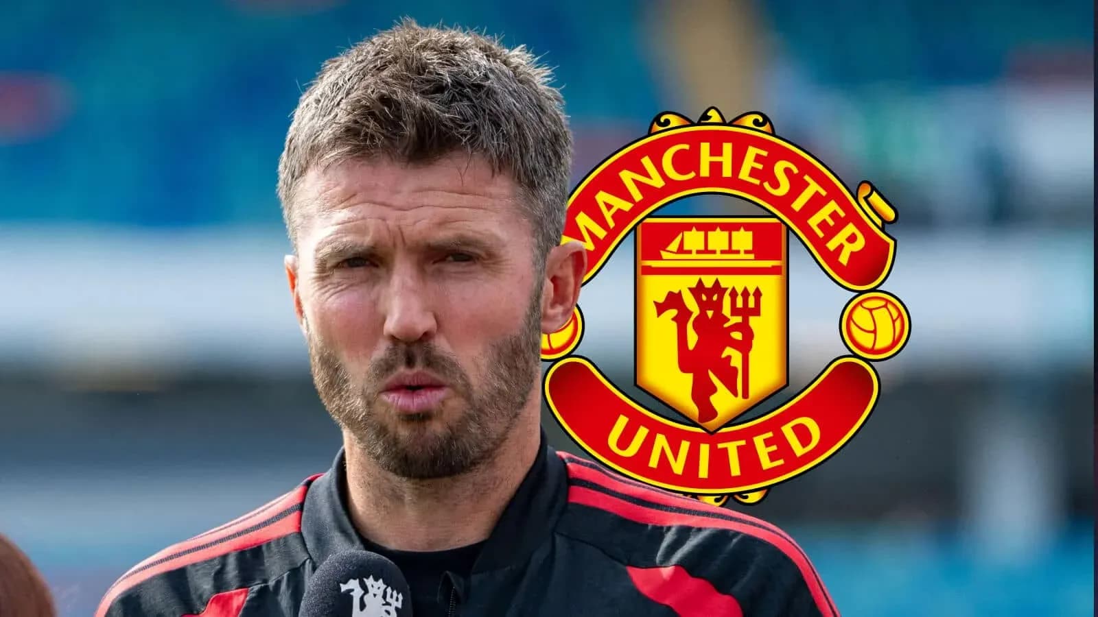 Entraîneur parlant lors d'une interview avec Manchester United en arrière-plan Entraîneur parlant lors d'une interview avec Manchester United en arrière-plan