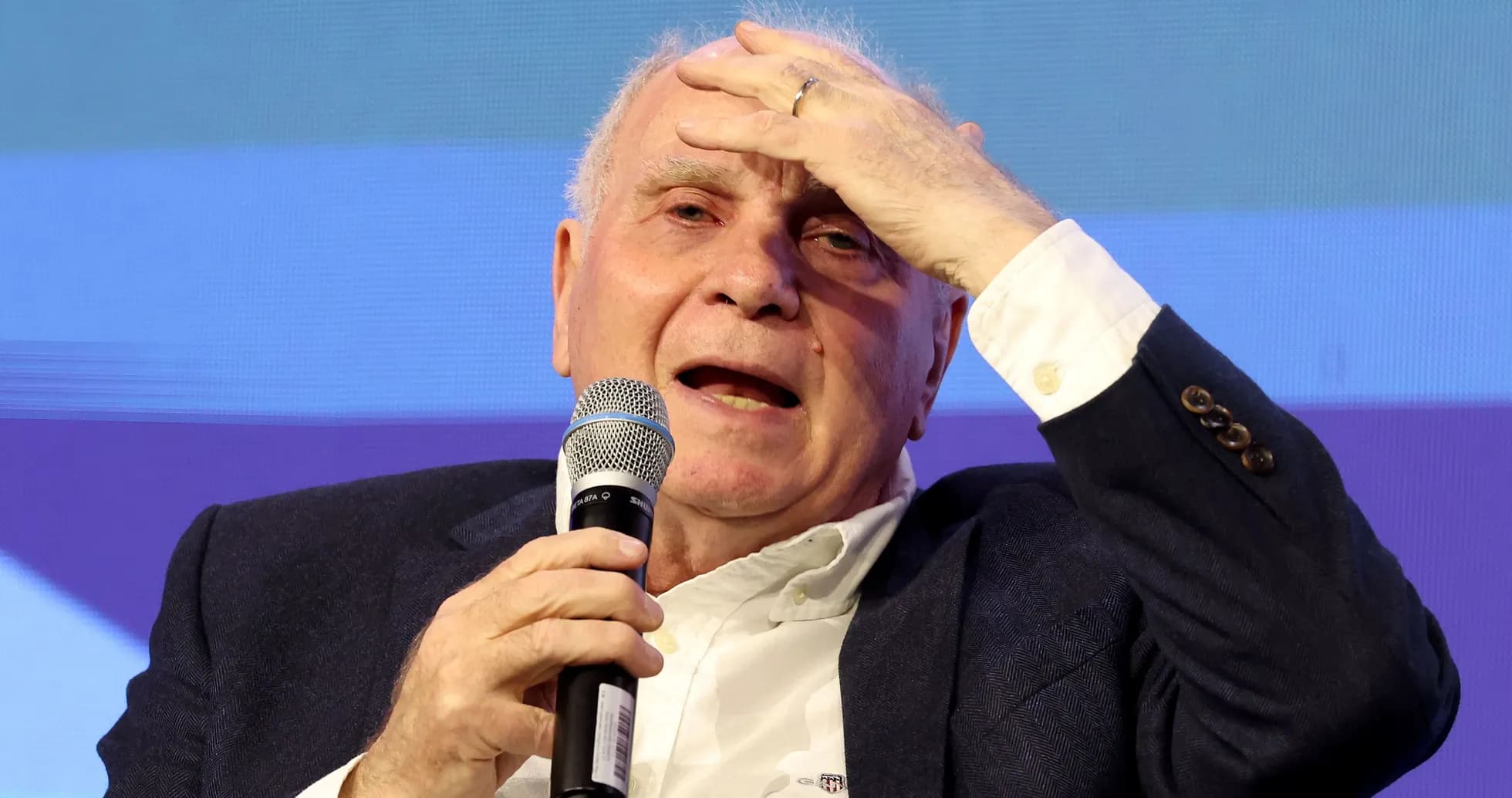 Homme parlant dans un micro lors d'un événement Homme parlant dans un micro lors d'un événement
