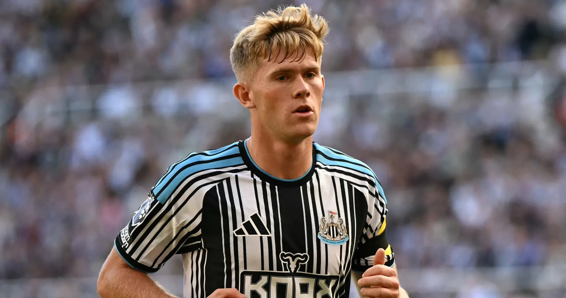 Joueur de Newcastle United en action sur le terrain Joueur de Newcastle United en action sur le terrain