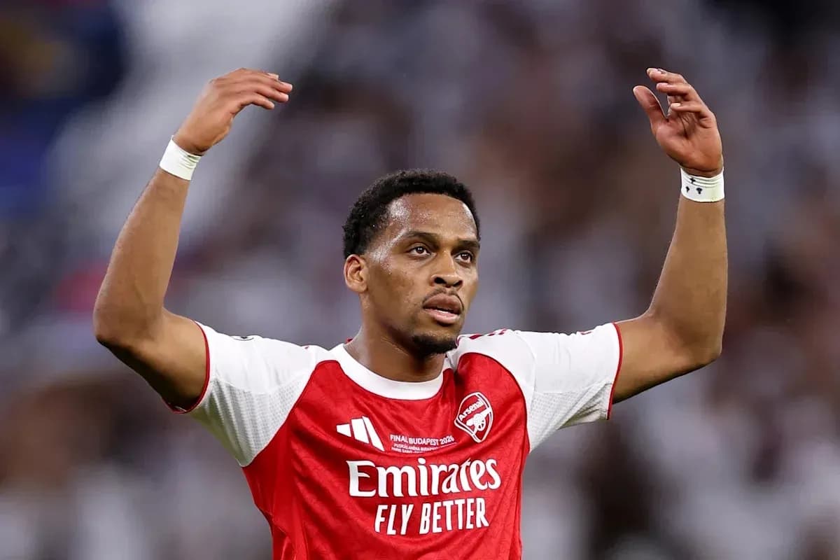 Joueur d'Arsenal levant les bras sur le terrain Joueur d'Arsenal levant les bras sur le terrain
