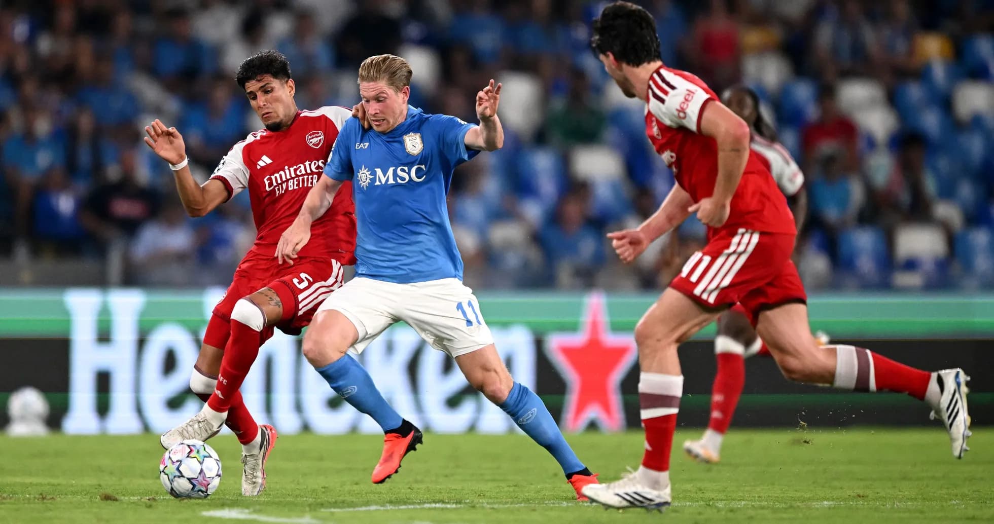 Joueurs en action lors d'un match de football Joueurs en action lors d'un match de football