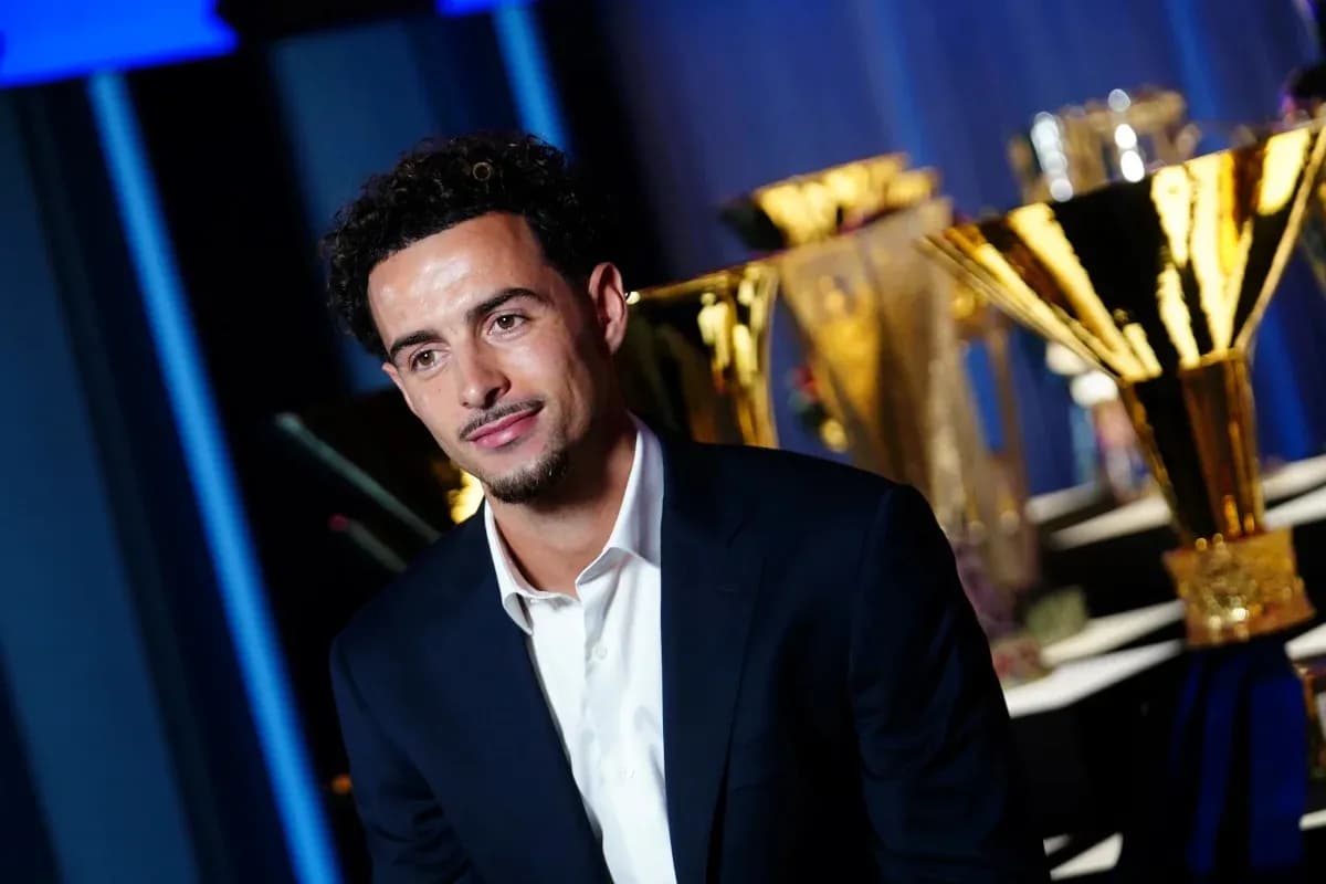 Joueur posant devant des trophées lors d'un événement Joueur posant devant des trophées lors d'un événement