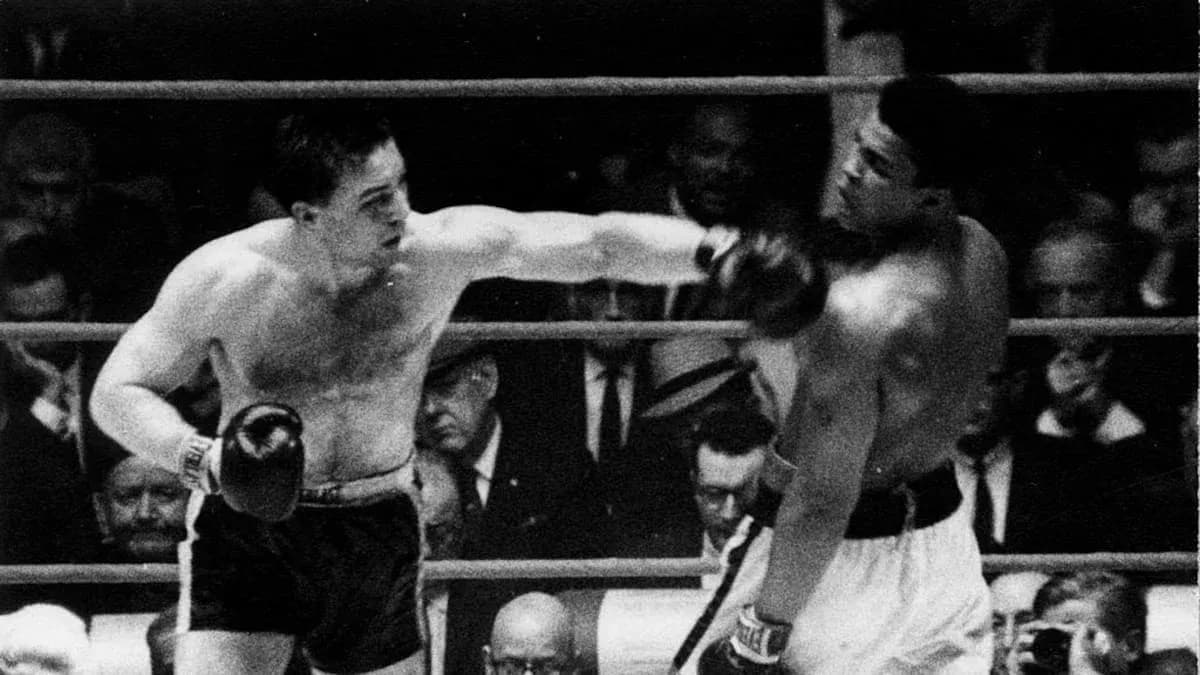 Boxeur lançant un coup pendant un match de boxe Boxeur lançant un coup pendant un match de boxe