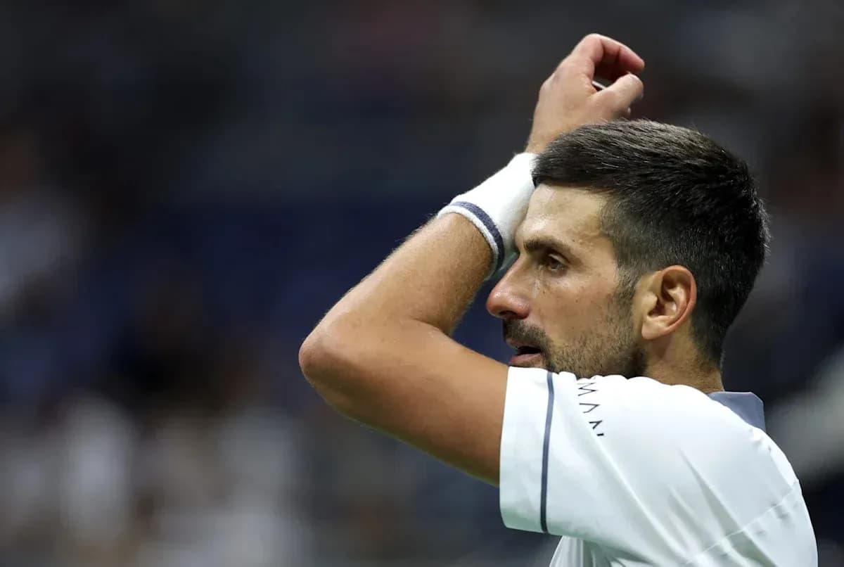 Joueur de tennis se préparant pour un service Joueur de tennis se préparant pour un service