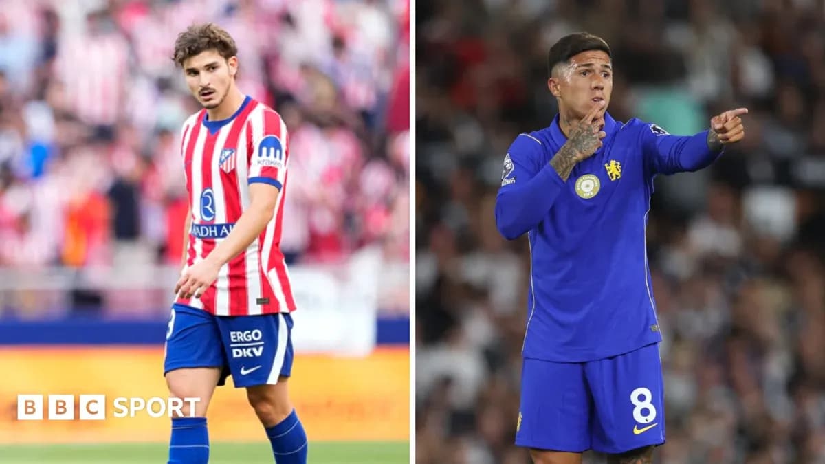 Deux joueurs en action sur le terrain de football Deux joueurs en action sur le terrain de football