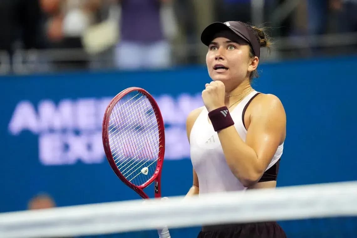 Joueuse de tennis célébrant un point au match Joueuse de tennis célébrant un point au match
