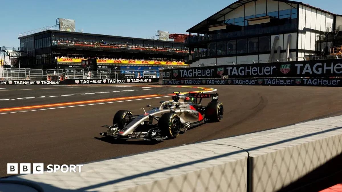 Voiture de Formule 1 sur circuit avec tribunes en arrière-plan Voiture de Formule 1 sur circuit avec tribunes en arrière-plan