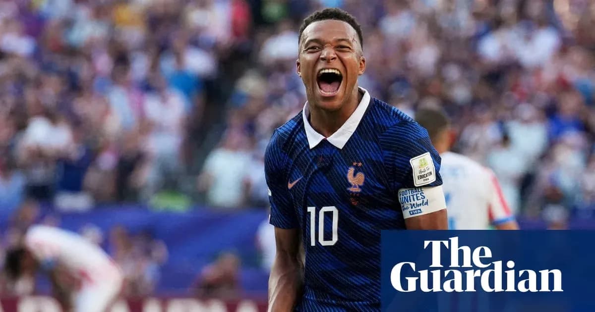 Joueur de France célébrant un but devant des supporters Joueur de France célébrant un but devant des supporters