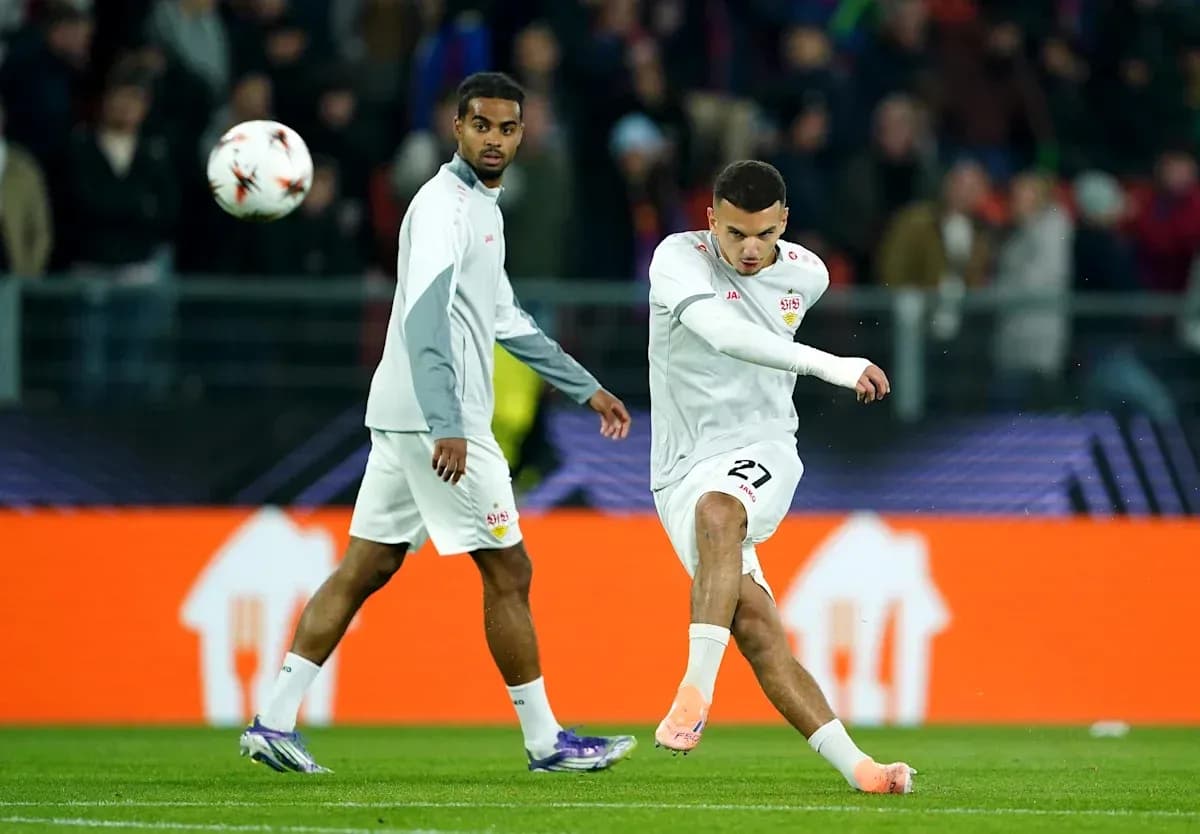 Joueur s'apprêtant à frapper le ballon à l'entraînement Joueur s'apprêtant à frapper le ballon à l'entraînement
