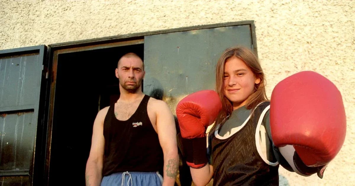 Fille en gants de boxe avec un homme à l'entrée Fille en gants de boxe avec un homme à l'entrée
