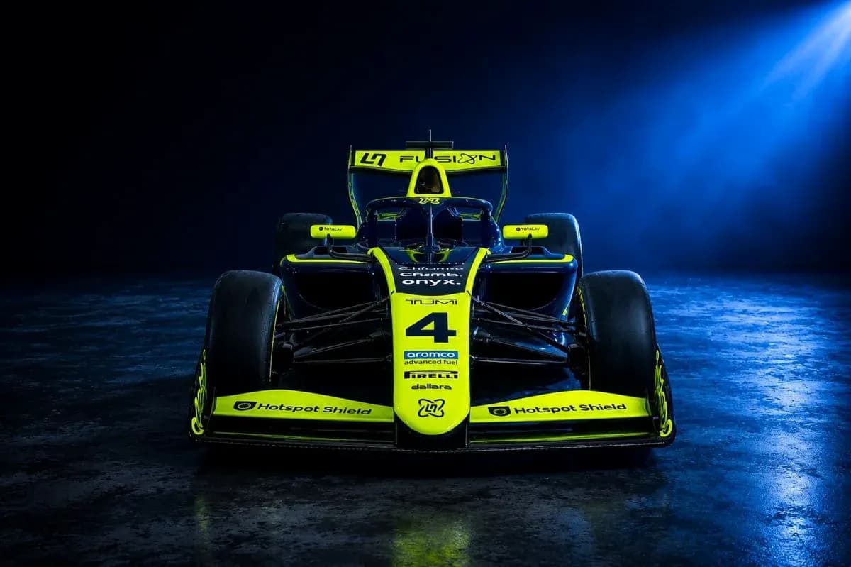 Voiture de course avec des couleurs jaune et noire Voiture de course avec des couleurs jaune et noire