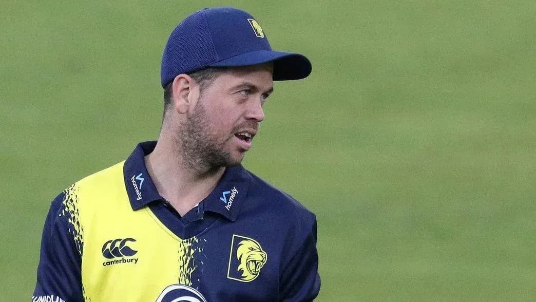 Joueur de cricket avec un uniforme jaune et bleu Joueur de cricket avec un uniforme jaune et bleu