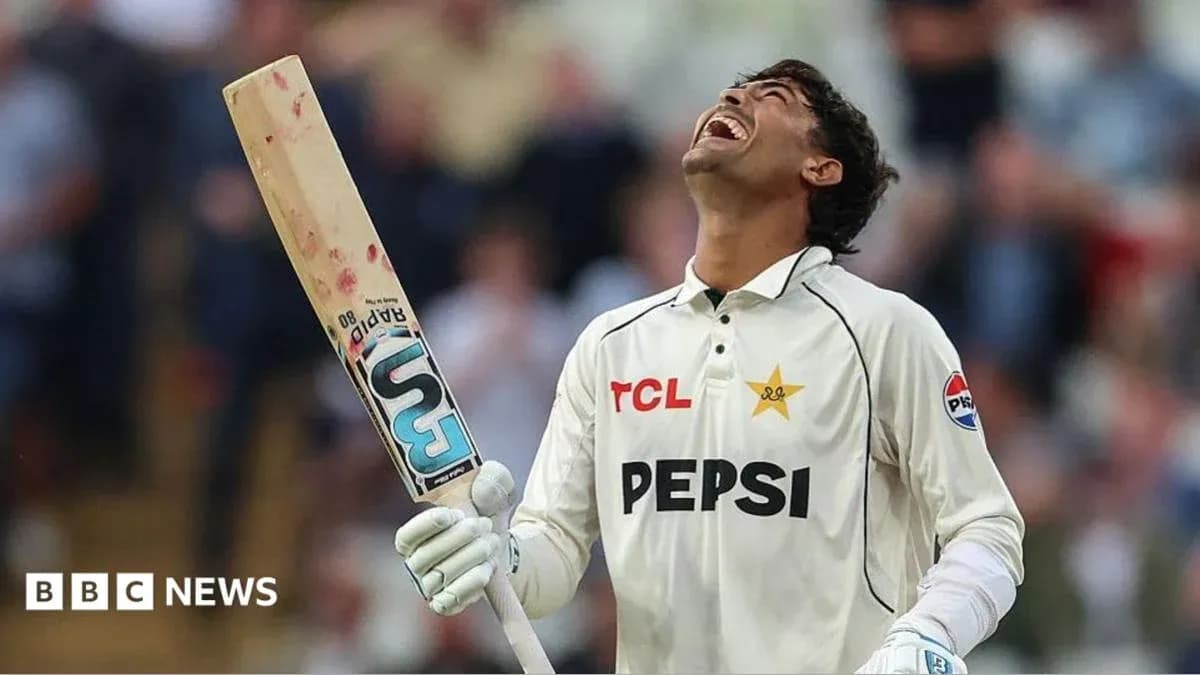 Joueur de cricket célébrant avec sa batte sur le terrain Joueur de cricket célébrant avec sa batte sur le terrain