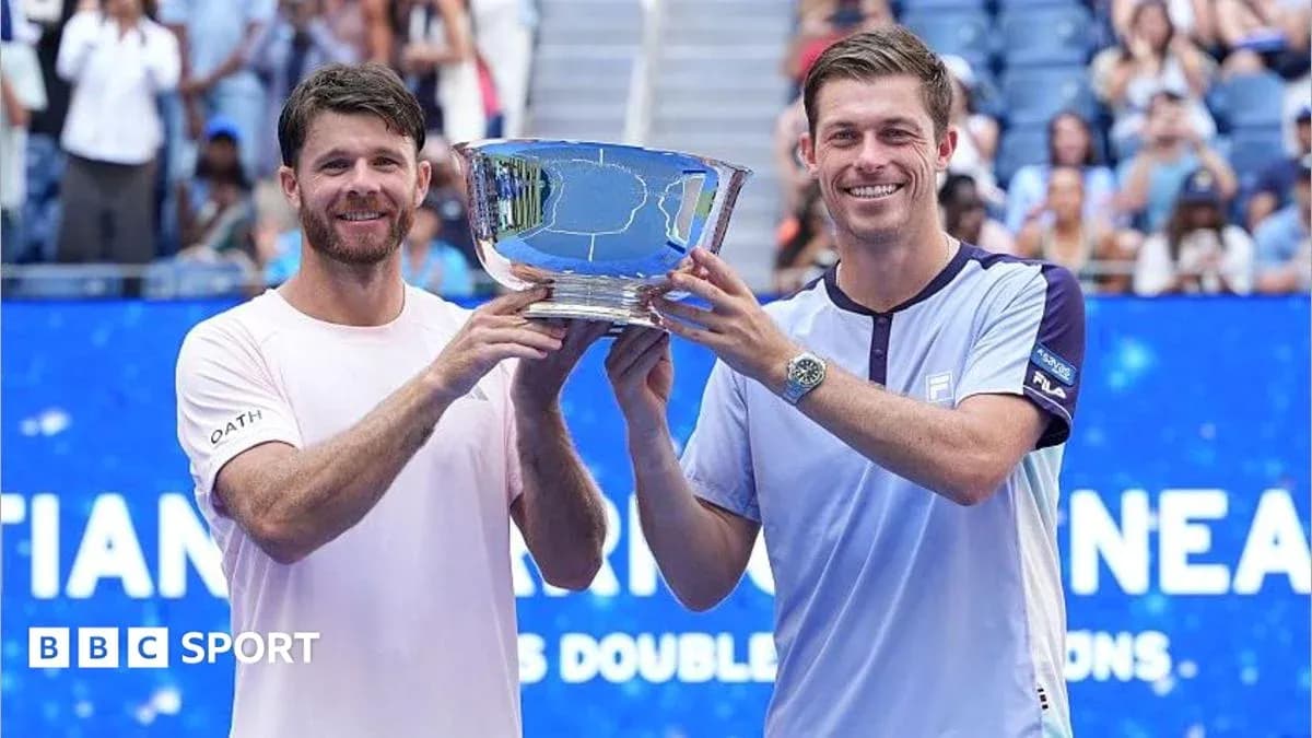 Joueurs tenant le trophée de doubles sur le court Joueurs tenant le trophée de doubles sur le court