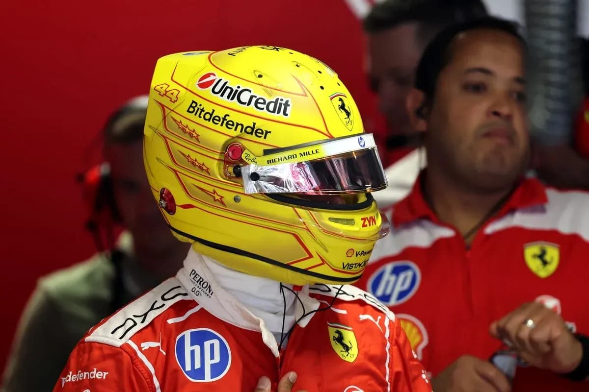 Pilote avec casque jaune dans le garage Ferrari Pilote avec casque jaune dans le garage Ferrari