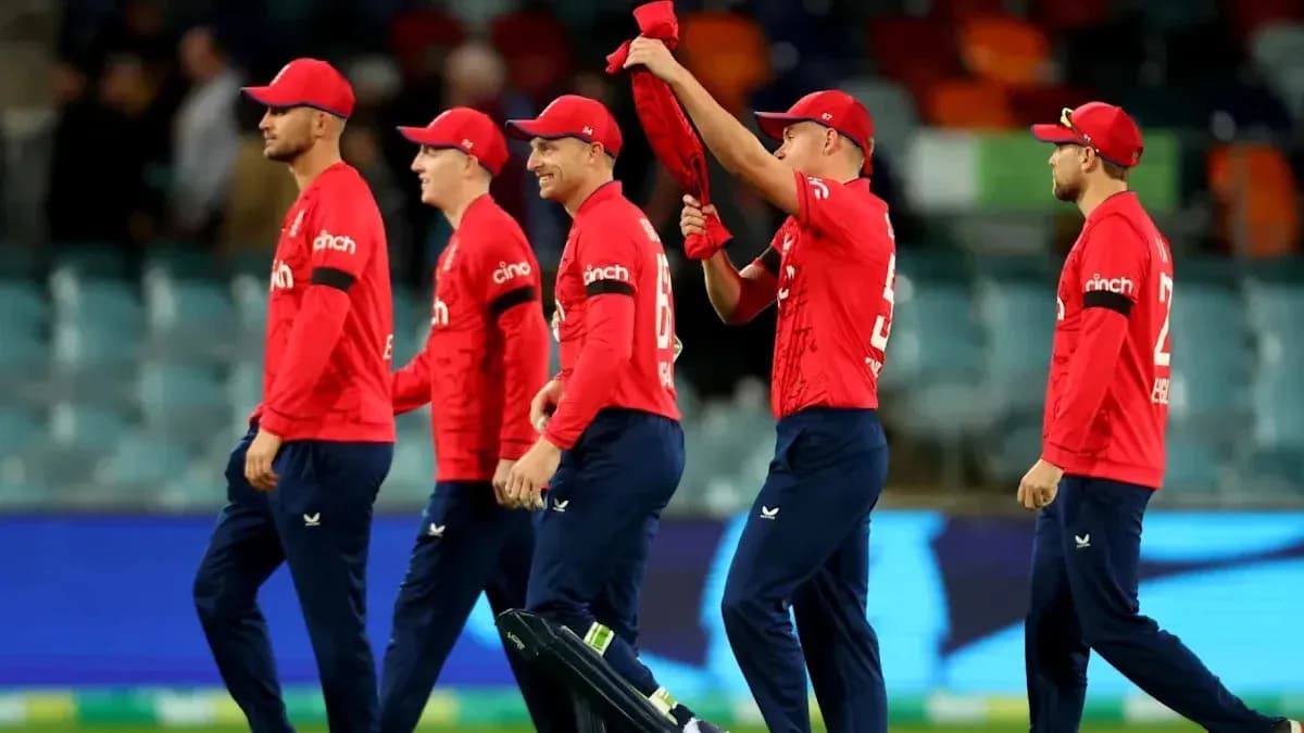 Joueurs de cricket anglais marchant sur le terrain Joueurs de cricket anglais marchant sur le terrain