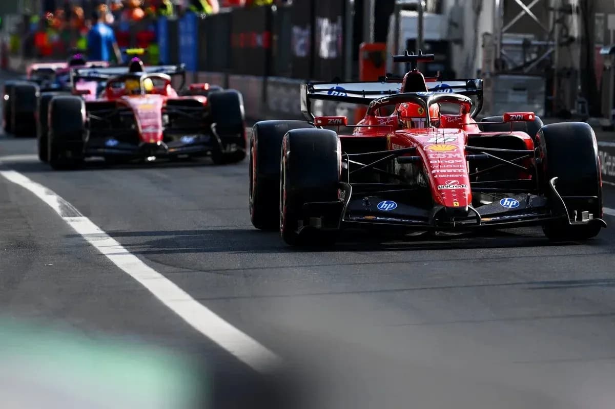 Deux voitures Ferrari sur la piste lors d'une course Deux voitures Ferrari sur la piste lors d'une course