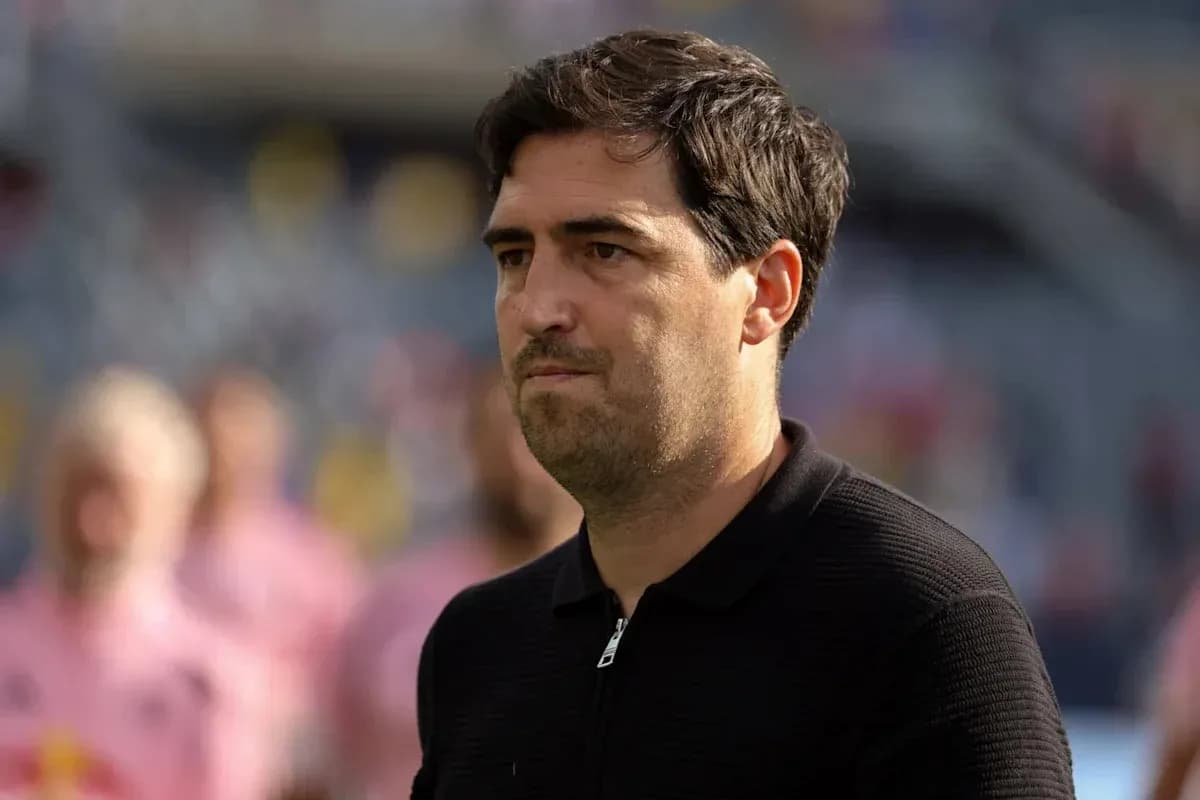 Entraîneur observant le match depuis le terrain Entraîneur observant le match depuis le terrain