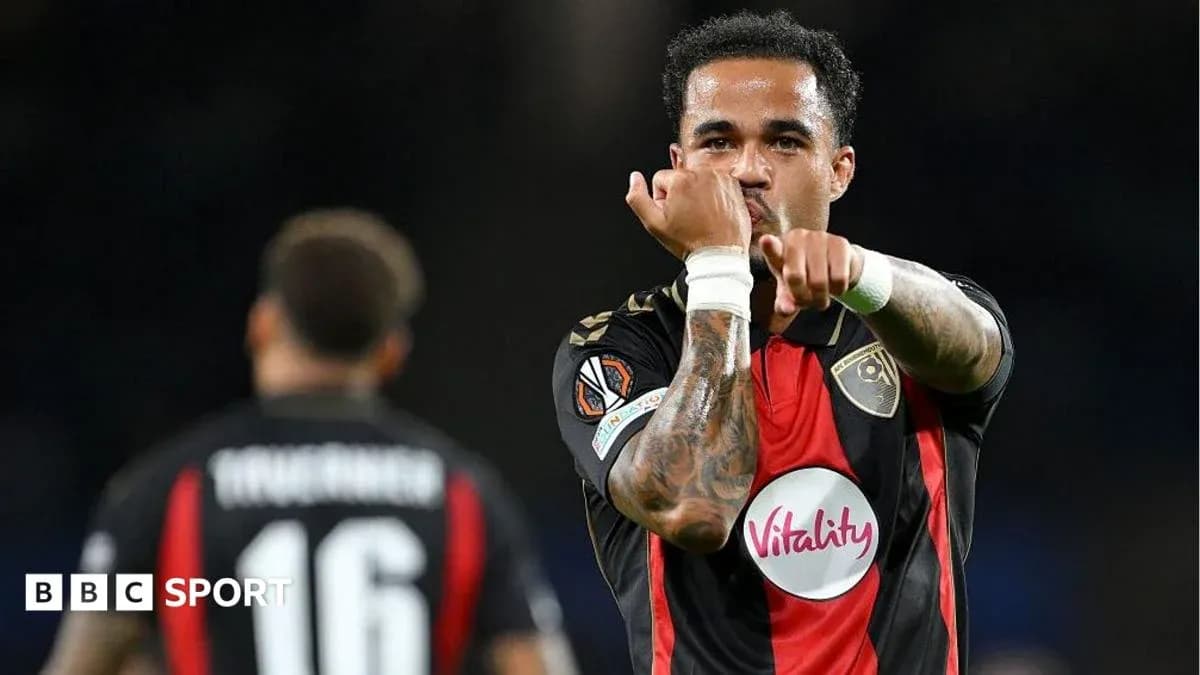 Joueur de Bournemouth célébrant un but sur le terrain Joueur de Bournemouth célébrant un but sur le terrain