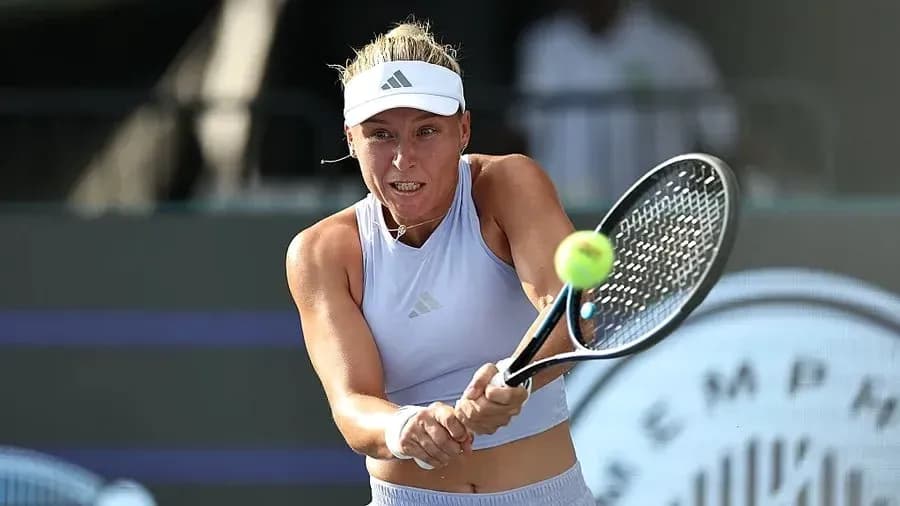 Joueuse de tennis frappant une balle en match Joueuse de tennis frappant une balle en match