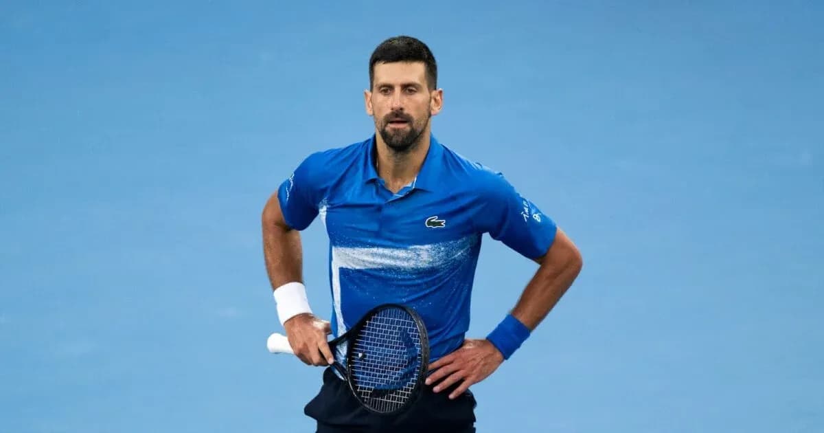 Joueur de tennis sur le court avec raquette Joueur de tennis sur le court avec raquette