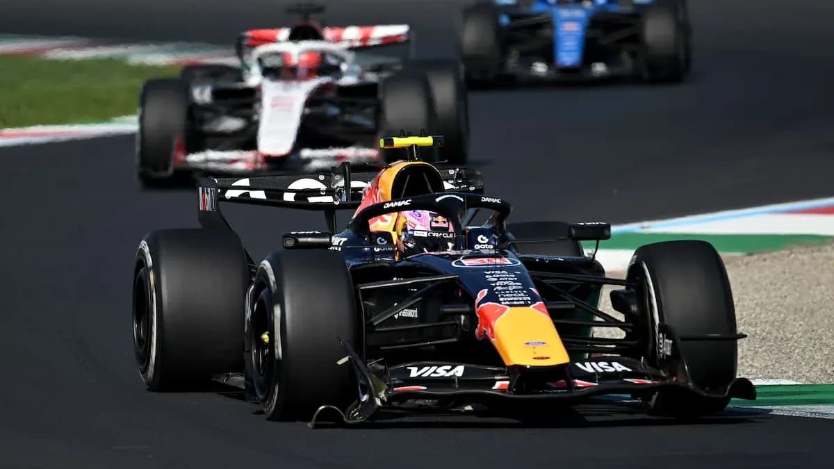 Voiture de F1 Red Bull en course sur circuit Voiture de F1 Red Bull en course sur circuit