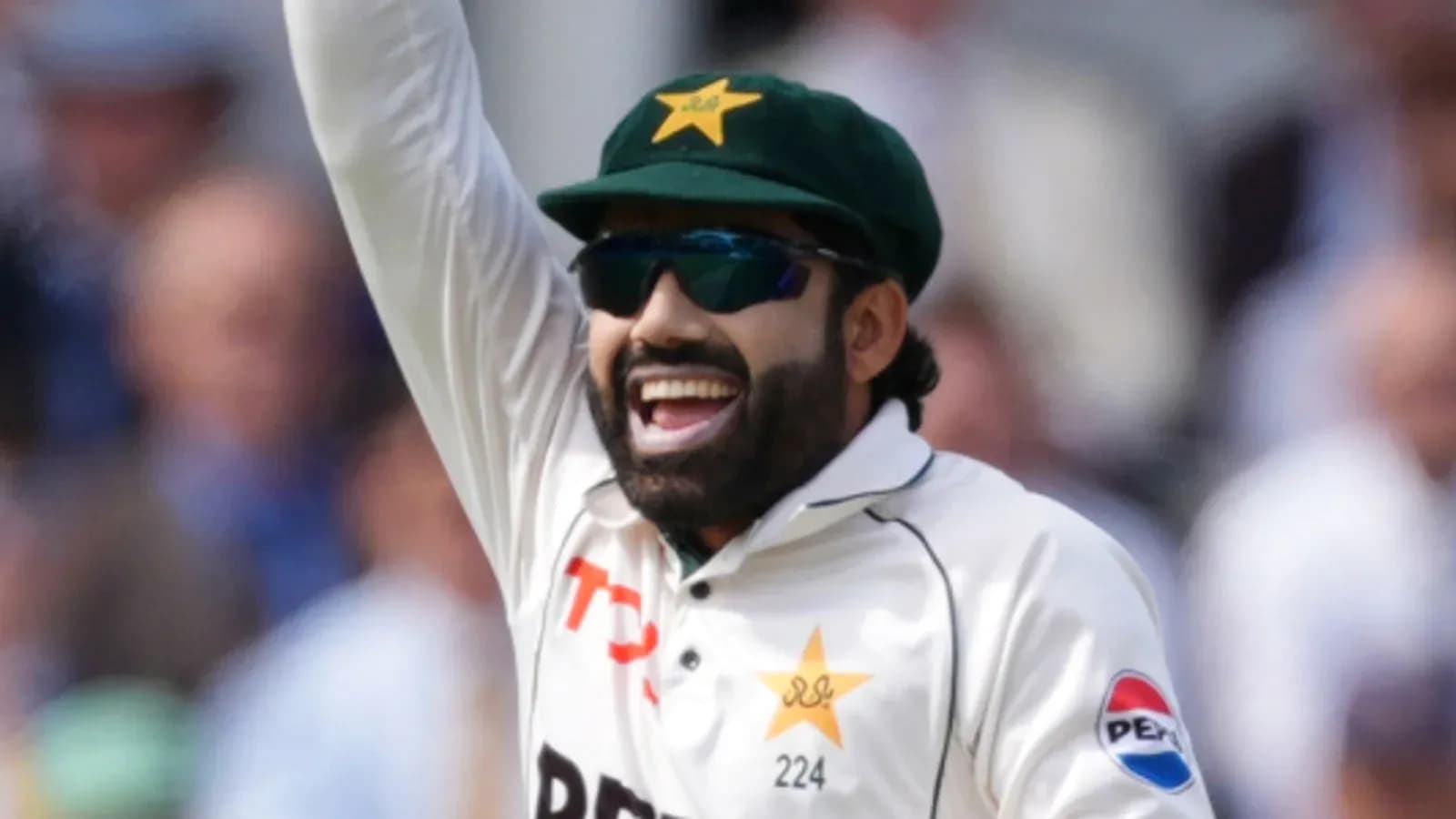 Joueur de cricket pakistanais célébrant une prise Joueur de cricket pakistanais célébrant une prise