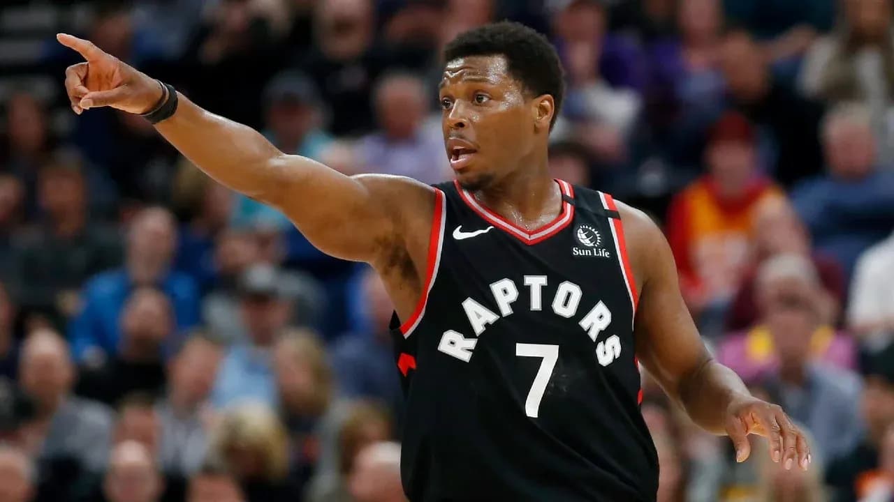 Joueur des Raptors donnant des instructions sur le terrain Joueur des Raptors donnant des instructions sur le terrain