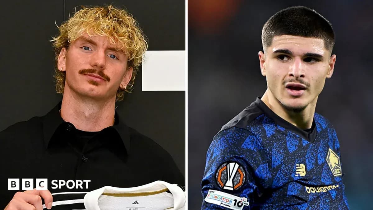 Deux joueurs de football, l'un tenant un maillot Deux joueurs de football, l'un tenant un maillot