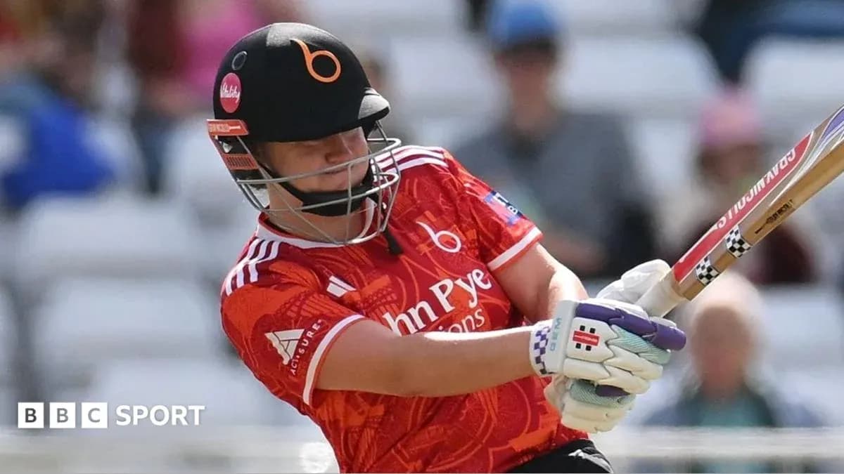 Joueur de cricket frappant la balle lors d'un match Joueur de cricket frappant la balle lors d'un match