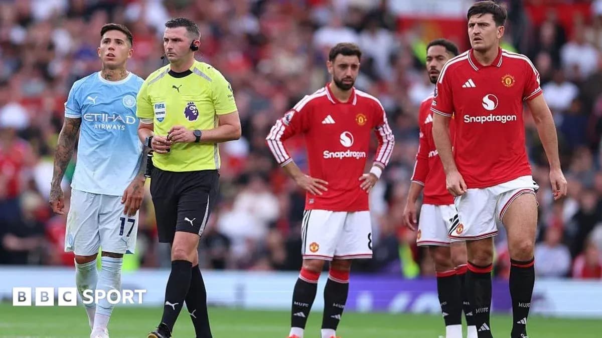 Joueurs de Manchester United et arbitre pendant le match Joueurs de Manchester United et arbitre pendant le match