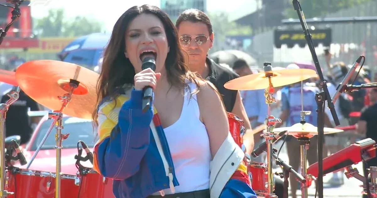 Chanteuse interprétant une chanson sur scène avec musiciens Chanteuse interprétant une chanson sur scène avec musiciens