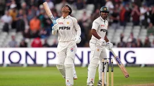 Joueurs de cricket pakistanais célébrant un point marqué Joueurs de cricket pakistanais célébrant un point marqué