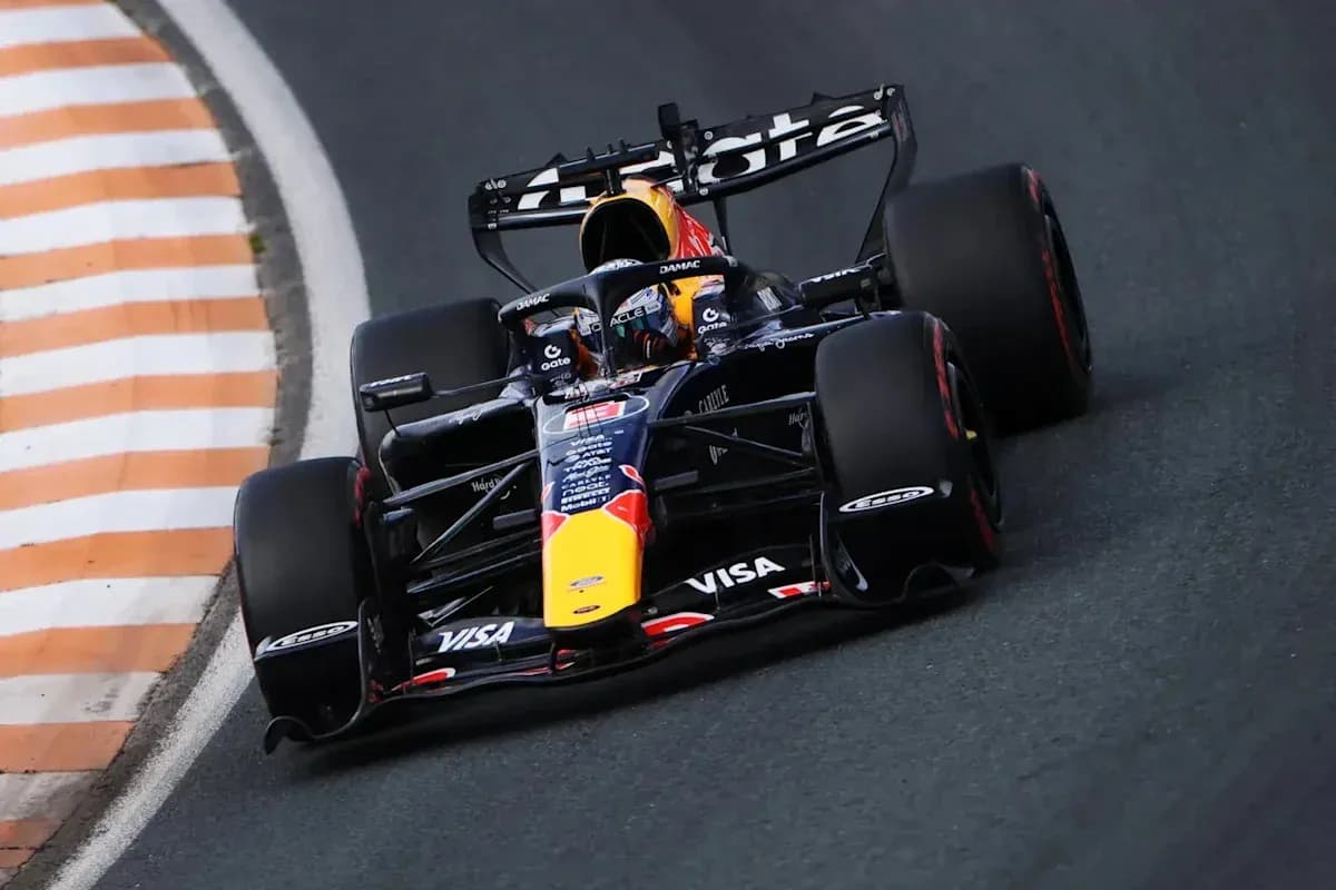 Voiture de Formule 1 prenant un virage sur circuit Voiture de Formule 1 prenant un virage sur circuit