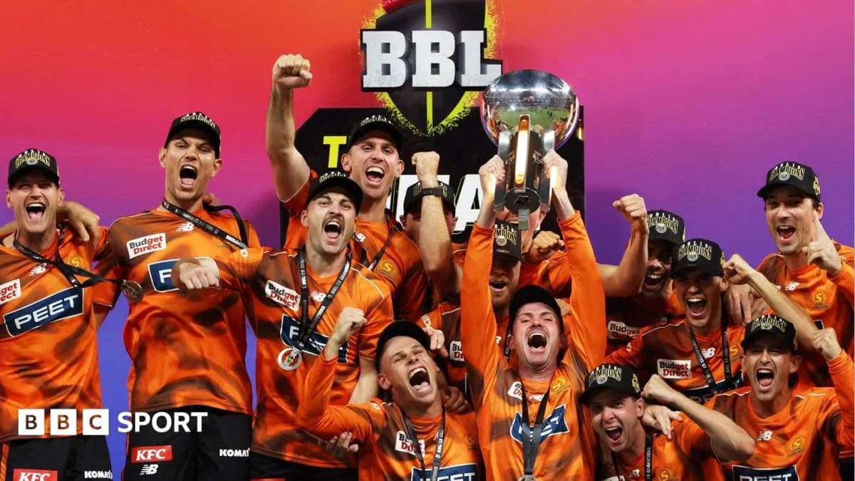 Joueurs célébrant leur victoire avec le trophée BBL Joueurs célébrant leur victoire avec le trophée BBL