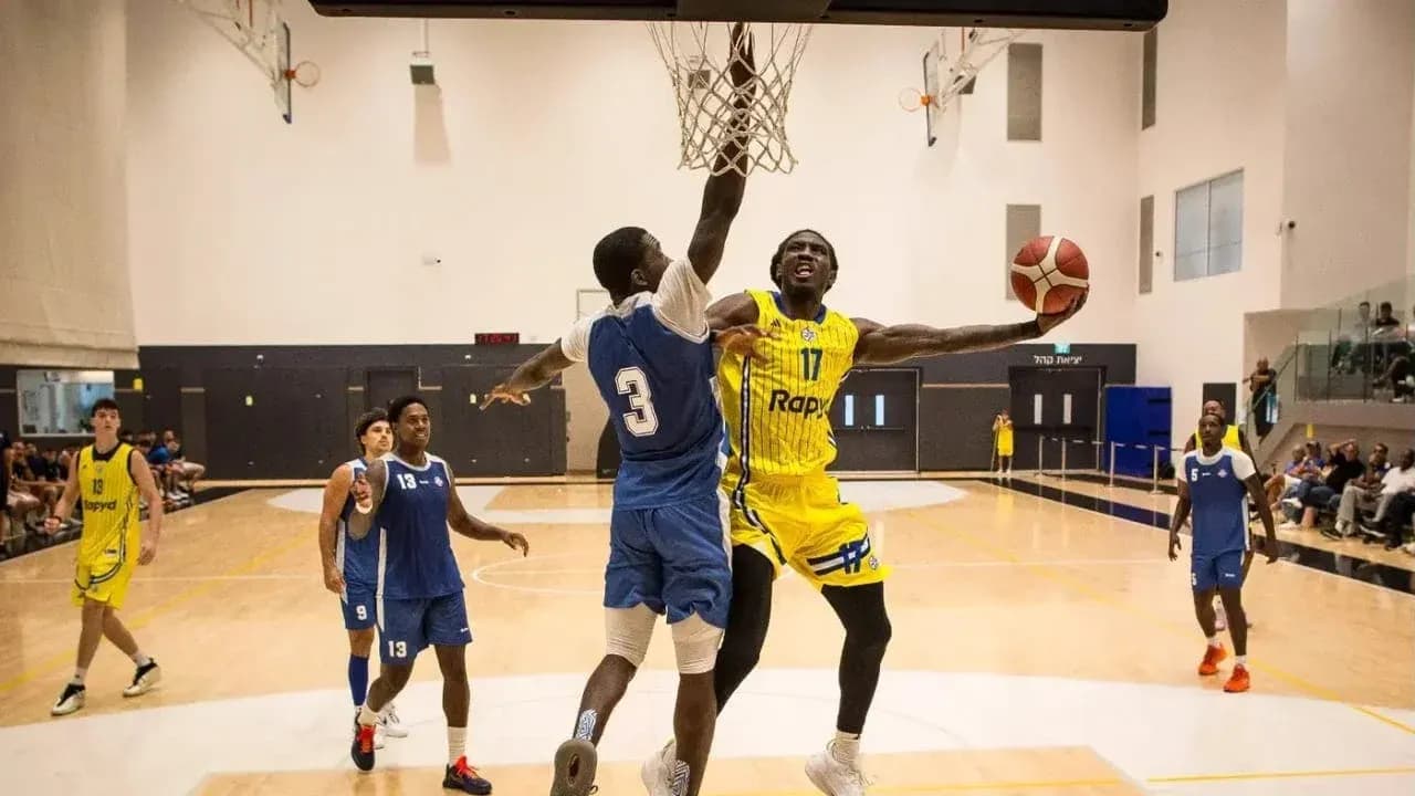 Joueur dunkant au panier pendant un match de basket Joueur dunkant au panier pendant un match de basket