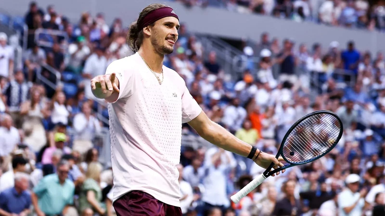 Joueur de tennis levant les bras sur le court Joueur de tennis levant les bras sur le court