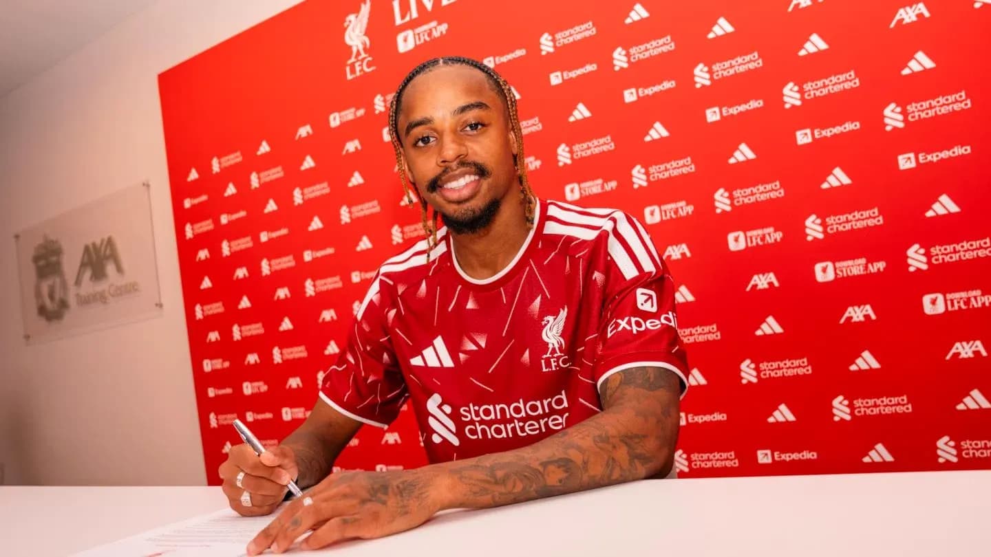 Joueur signant un contrat avec Liverpool FC Joueur signant un contrat avec Liverpool FC