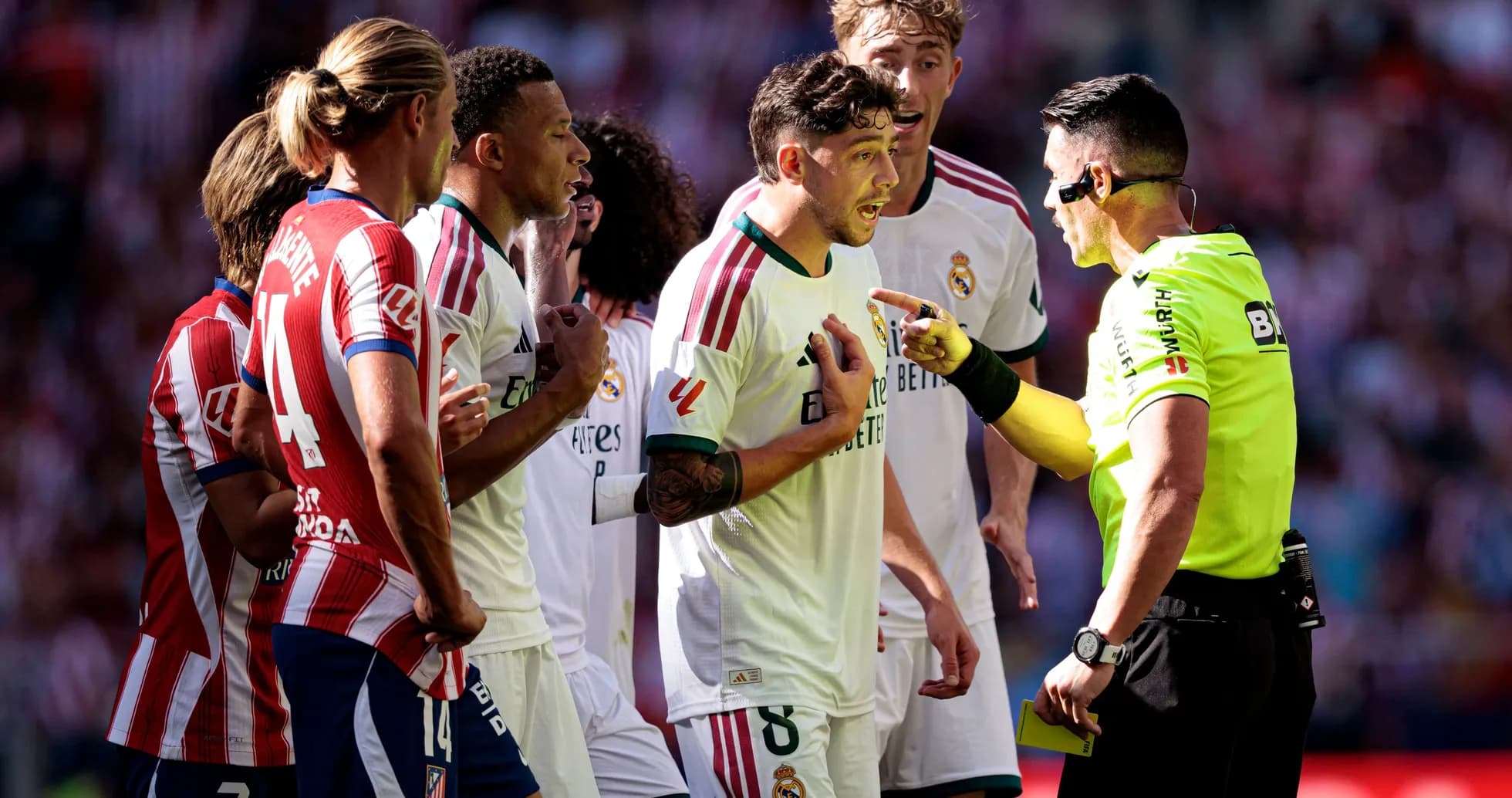 Joueurs de Real Madrid discutant avec l'arbitre Joueurs de Real Madrid discutant avec l'arbitre