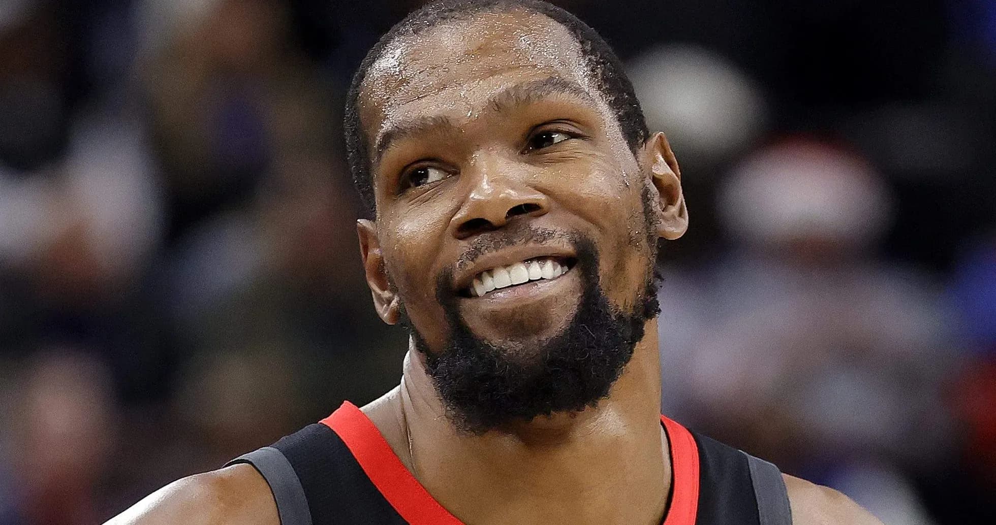 Kevin Durant souriant en tenue de basketball Kevin Durant souriant en tenue de basketball