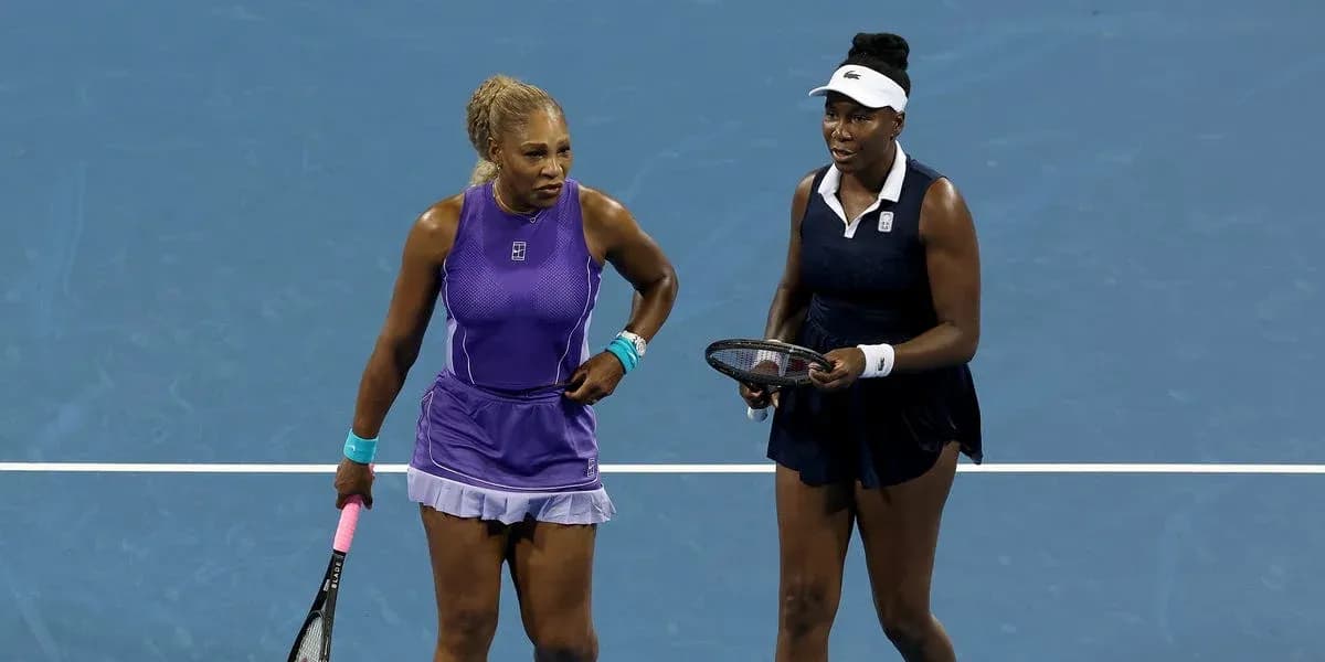 Serena et Venus Williams lors d'un match de tennis Serena et Venus Williams lors d'un match de tennis