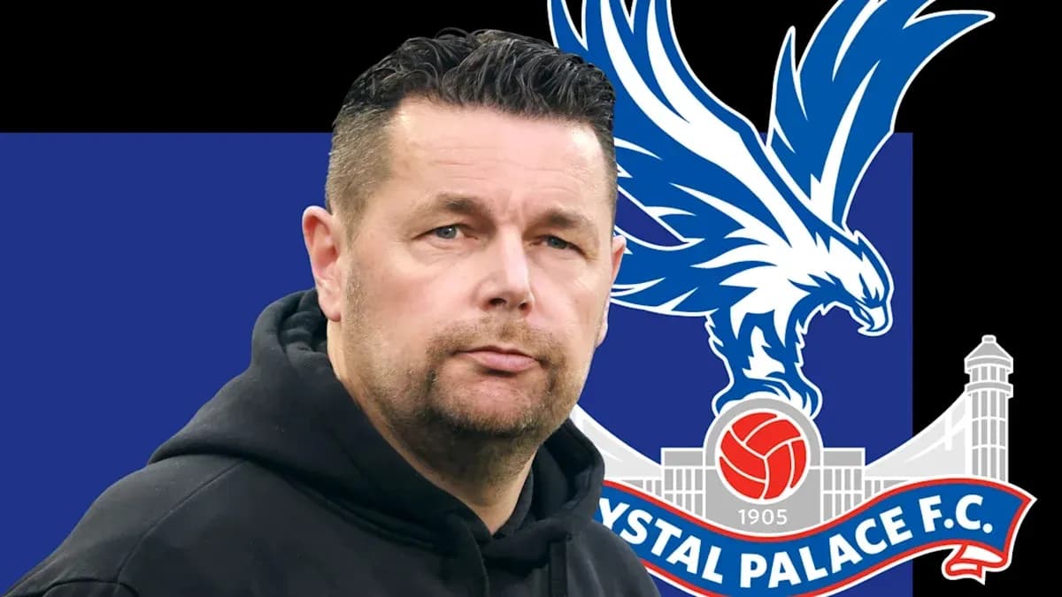 Entraîneur devant le logo de Crystal Palace FC Entraîneur devant le logo de Crystal Palace FC
