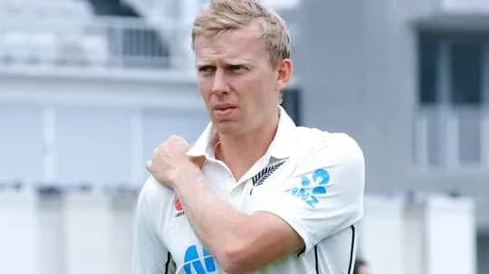 Joueur de cricket de Nouvelle-Zélande ajustant son uniforme Joueur de cricket de Nouvelle-Zélande ajustant son uniforme